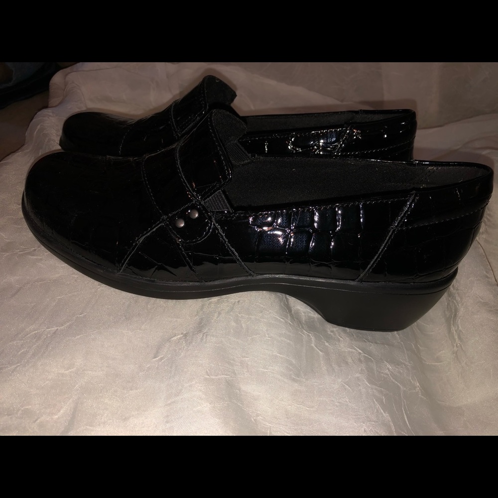 New never worn Clark’s May Marigold Loafers